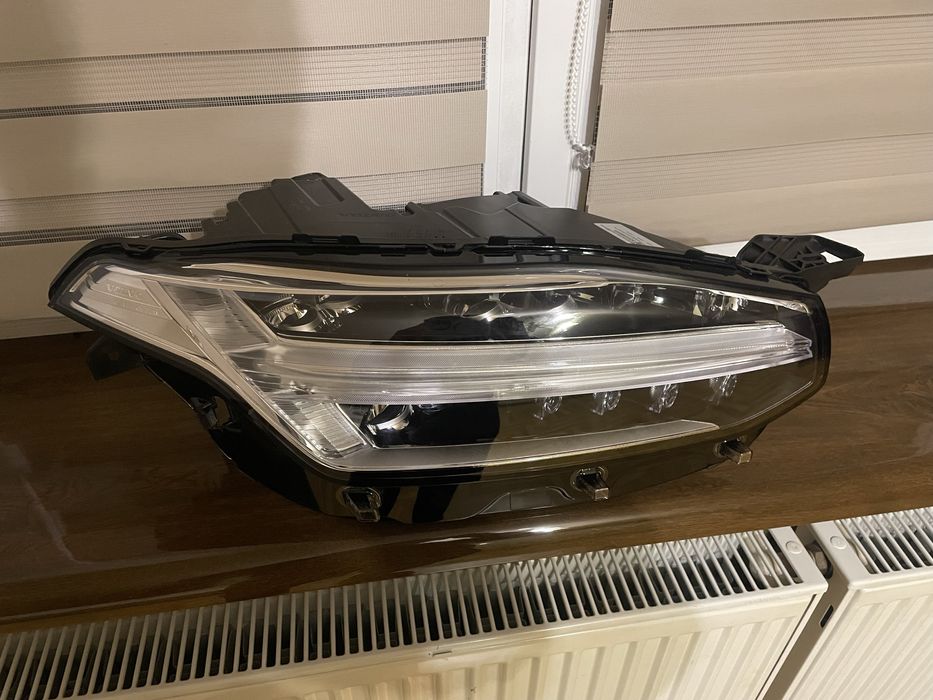 Фара права Volvo XC90 в ідеальному стані!!