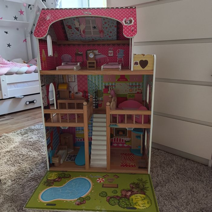 Domek dla lalek wraz z akcesoriami