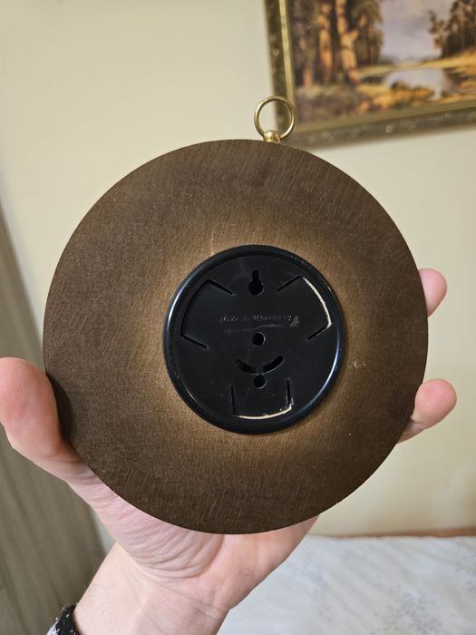 Барометр настінний