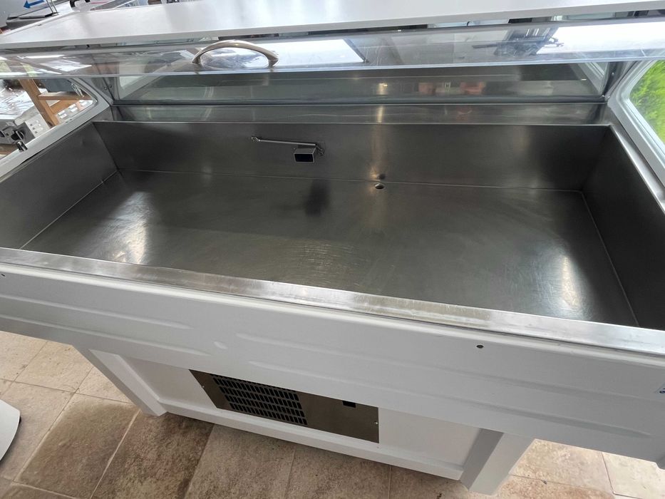 Expositor de peixe com fabricador de gelo semi-novo