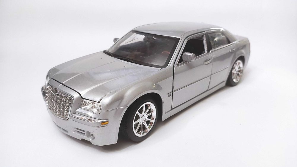 Модель Chrysler 300C Hemi 1/18 Maisto Thailand Silver