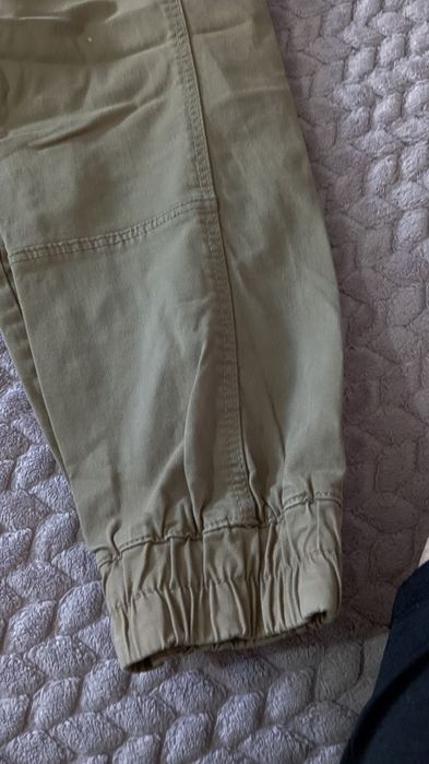 Calça cargo beje da Bershka