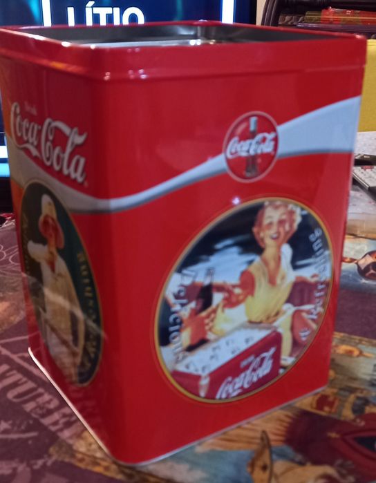 Lata grande da colecção da coca-cola.