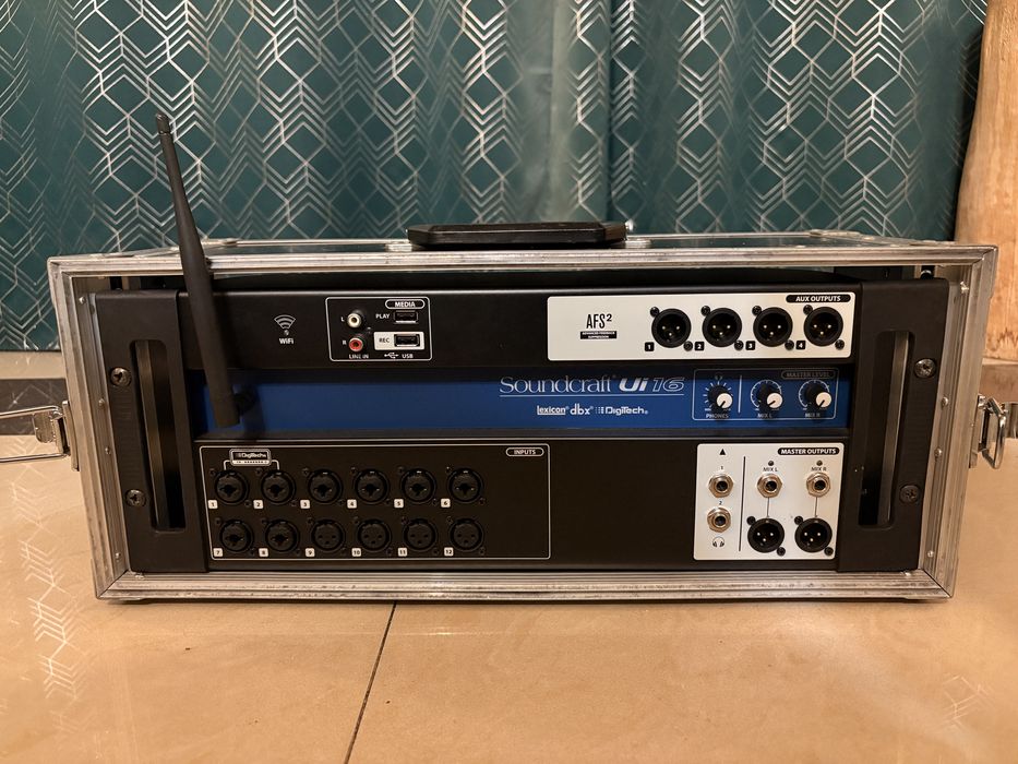 Mikser cyfrowy Soundcraft Ui16 + case