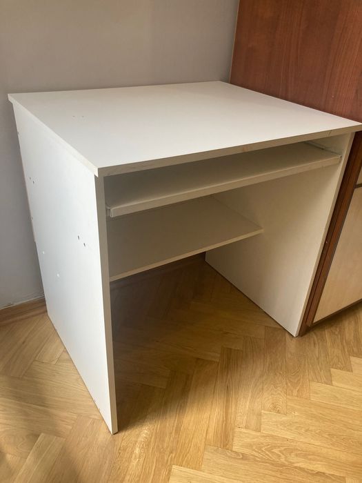 białe biurko komputerowe z wysuwaną półką na klawiaturę
