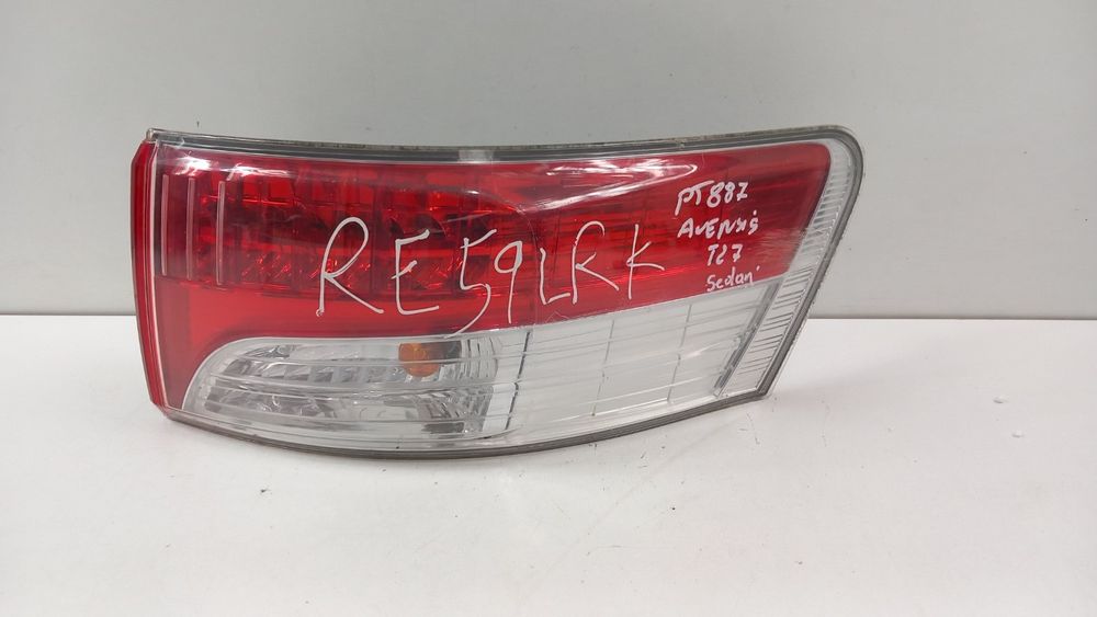 Toyota Avensis T27 Sedan Lampa Tył Prawa