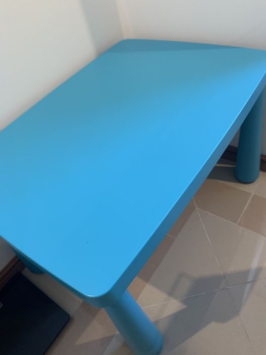 Mesa de criança e bancos IKEA