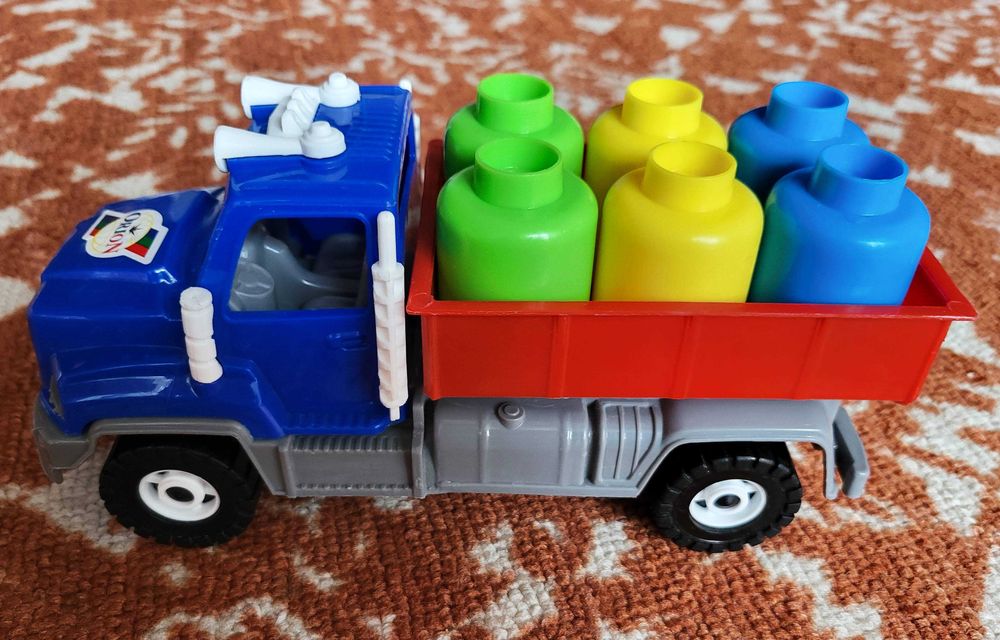 Машина-вантажівка з бідонами