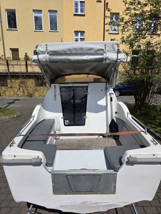 Łódź motorowa kabinowa