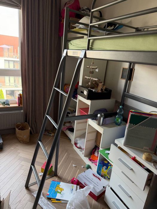 Łóżko na antresoli IKEA SVÄRTA 90x200 cm + materac (stan idealny, Wilanów)