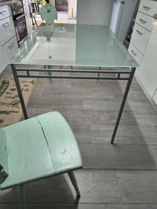 Mesa de vidro de cozinha, em bom estado.