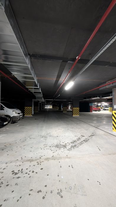 Здається велике паркомісце в паркінгу ЖК Манхетин