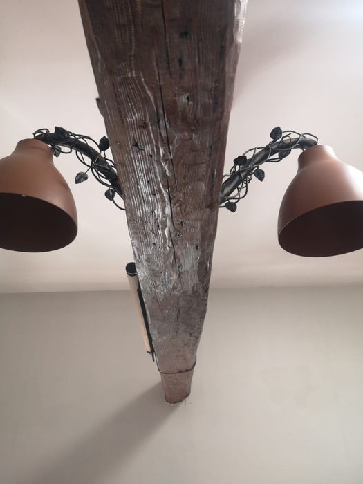 Lampa podbelkowa z kutego metalu z brązowymi kloszami