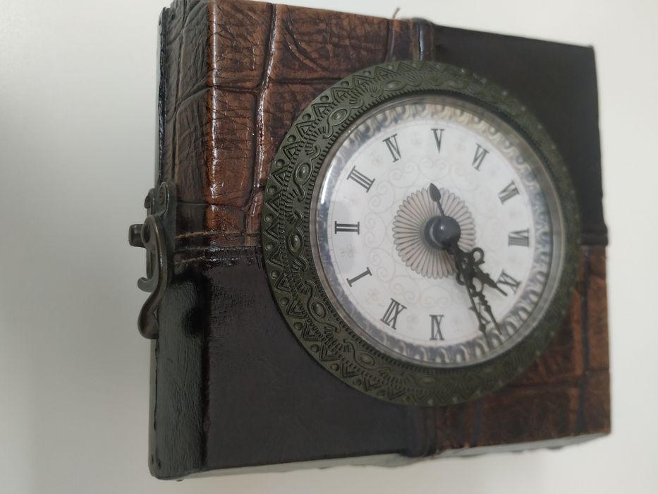 Guarda jóias vintage, madeira , couro/pele com relógio DESOCUPAR
