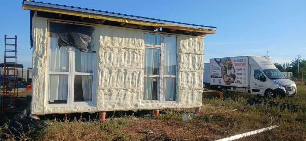 Утеплення Модульних будиночків Пінополіуретаном та Ековатою.