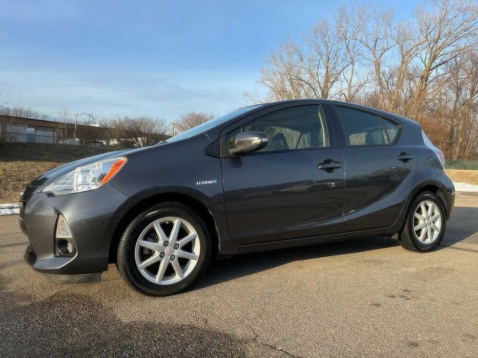 Toyota Prius c Four      2014