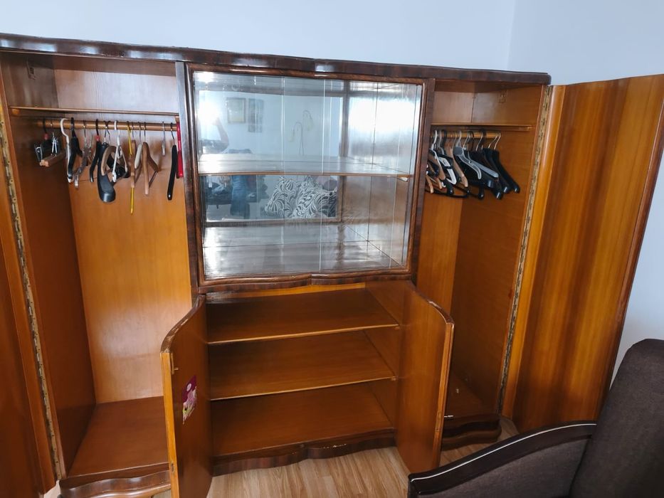 Szafa dwudrzwiowa z przeszklonym środkiem