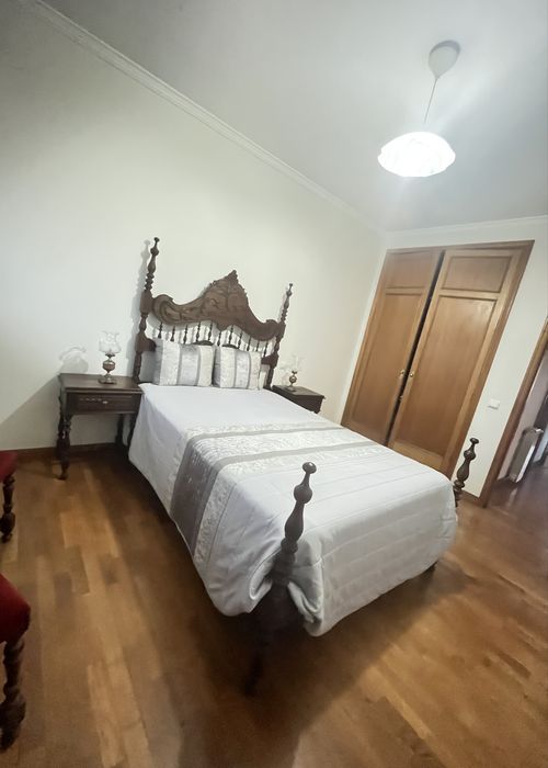 Cama antiga - madeira maciça