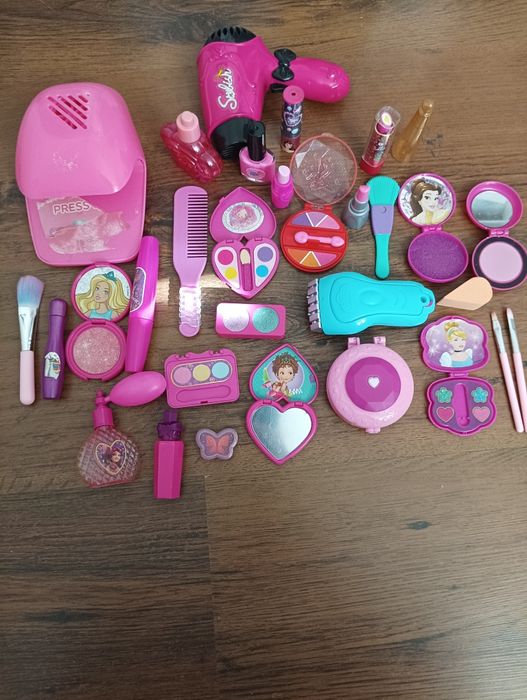 Zestaw plastikowych kosmetyków