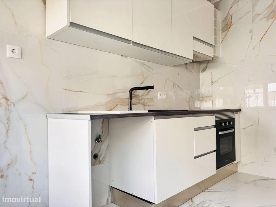 Arrendamento T2 Renovado em Almada com Varanda e Luz Natural