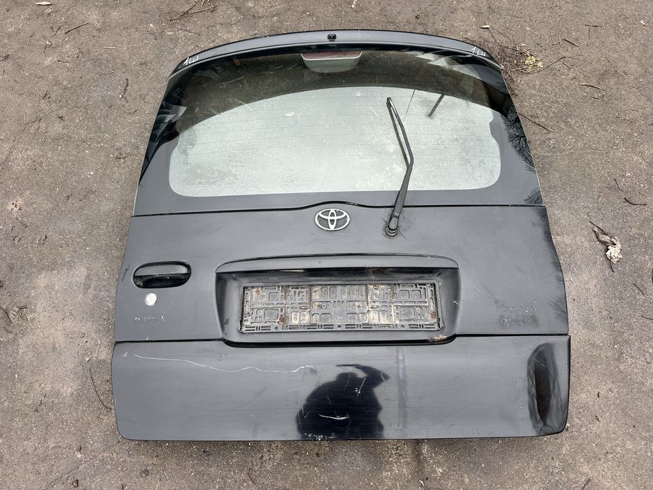 Задня ляда кришка багажника Toyota Yaris Verso 1999—2006