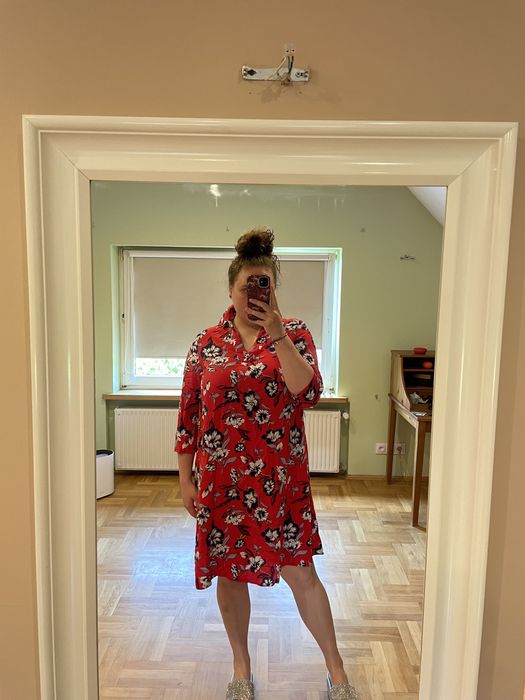 Czerwona letnia sukienka w kwiaty