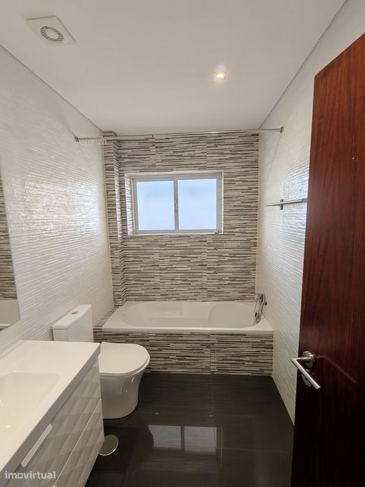 Apartamento T2 renovado junto ao mar