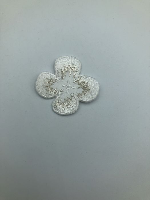 Naszywka kwiat ze srebrną nitką 4,5 cm. x 4 cm
