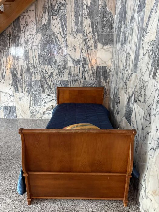 Moveis madeita maciça impecaveis ,2X comodas, roupeiro, aparador, cama