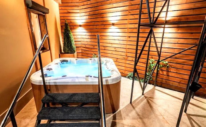 #382 Будинок з теплим басейном на вулиці