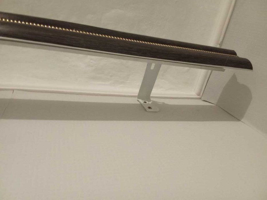 Продам 2 одинаковых карниза,