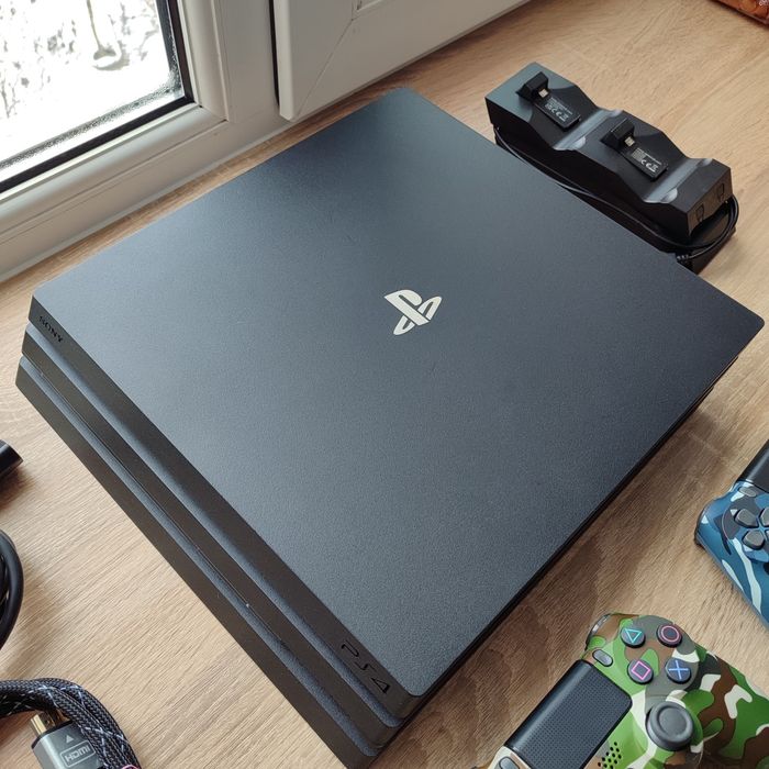 Ps 4 pro 1 ТБ ,2 геймпада Sony playstation ігрова приставка