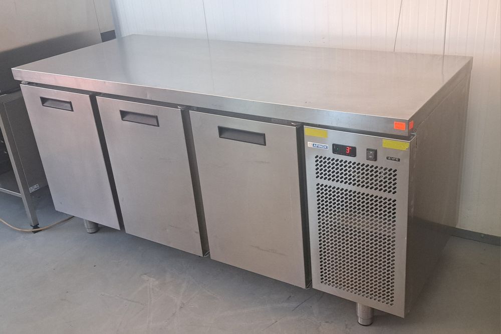 Професійний холодильник стіл 3-х дверний