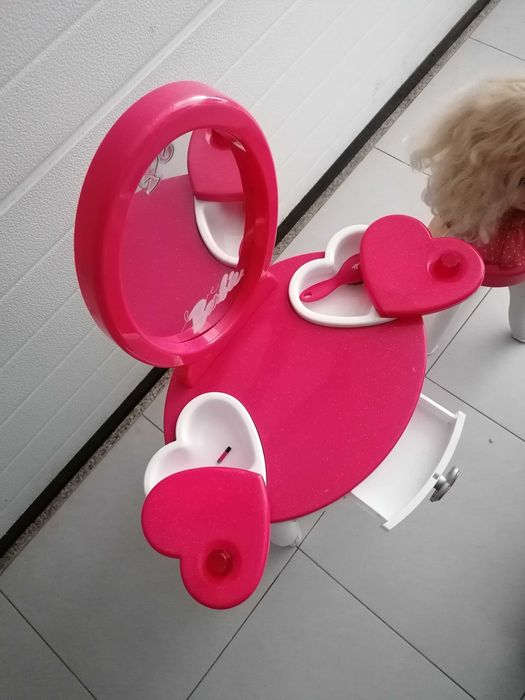 Mesa + banco e cabeça de boneca com acessórios para fazer penteados