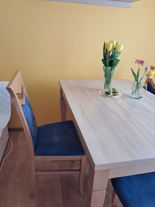 Narożnik, stół i 6 krzeseł