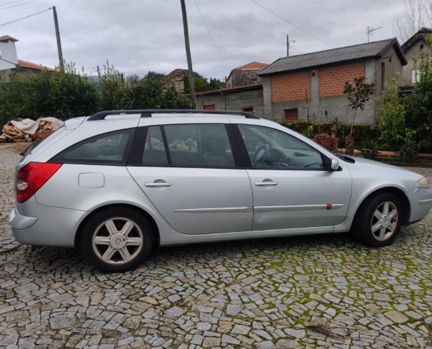 Renault Laguna com pintura com um ano e pneus novos.