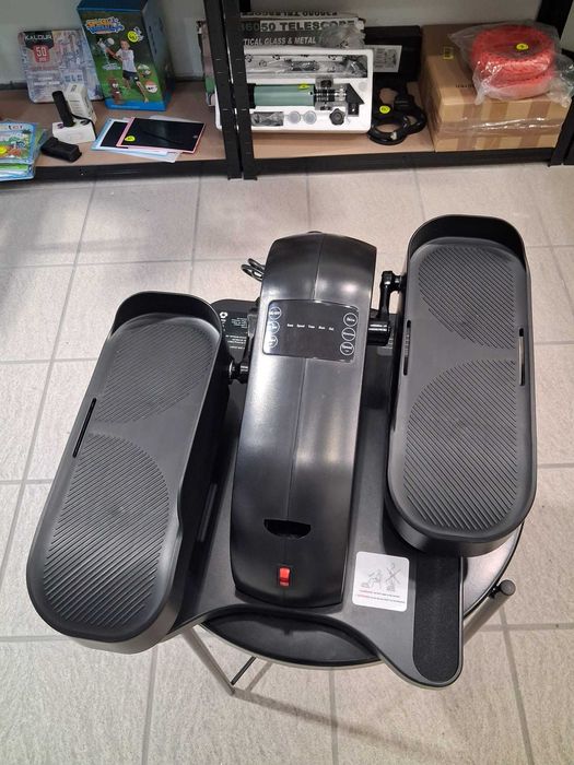 Trenażer eliptyczny w pozycji siedzącej, orbitrek, trener nóg