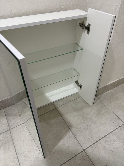 Дзеркальна шафа для ванної