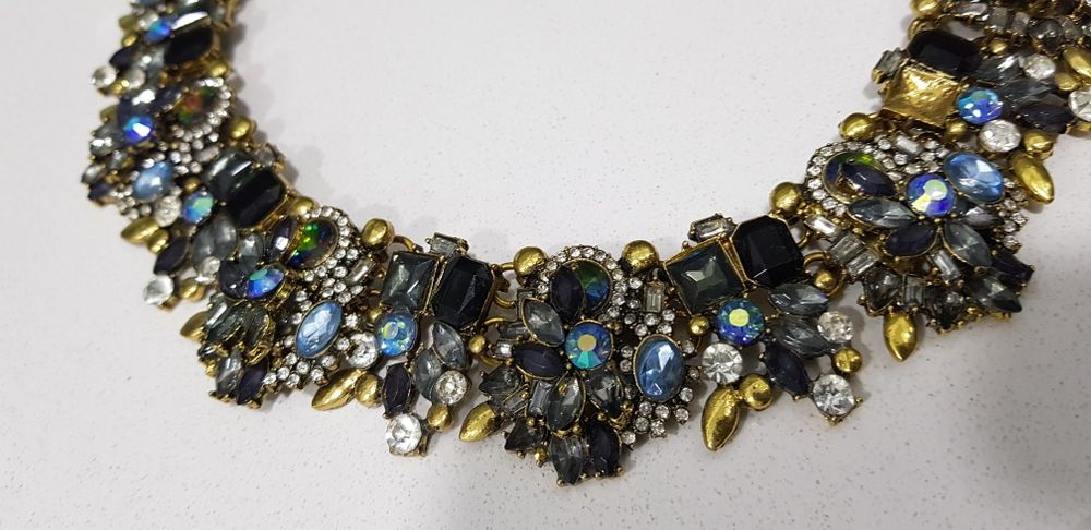 Colar dourado pedras