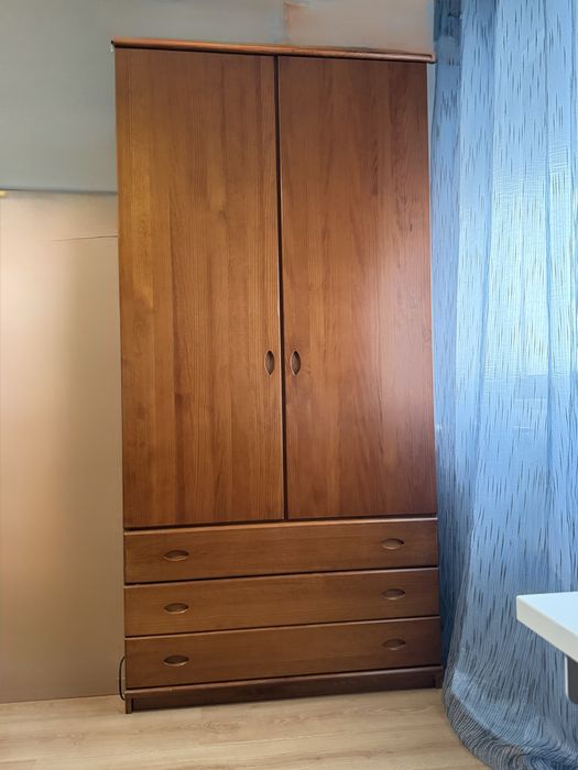 Quarto estúdio inteiro de pinho mel maciço