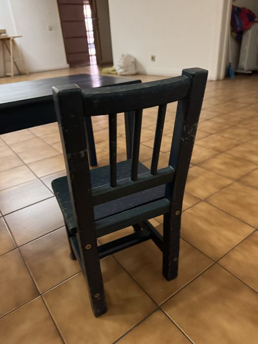 2 cadeiras e 1 mesa de criança