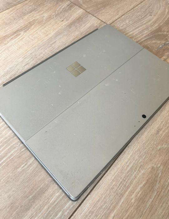 Laptop / Tablet - Microsoft Surface Pro 6 • i7 • 16 GB RAM • 1 TB SSD