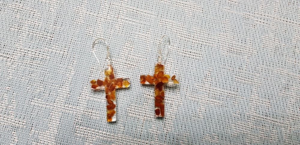 Kolczyki krzyżyk z bursztynem