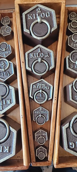 Caixas com Colecção de Pesos em Ferro, restaurados