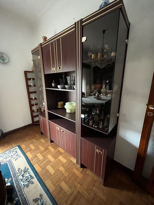 Móvel vintage de madeira e vidro