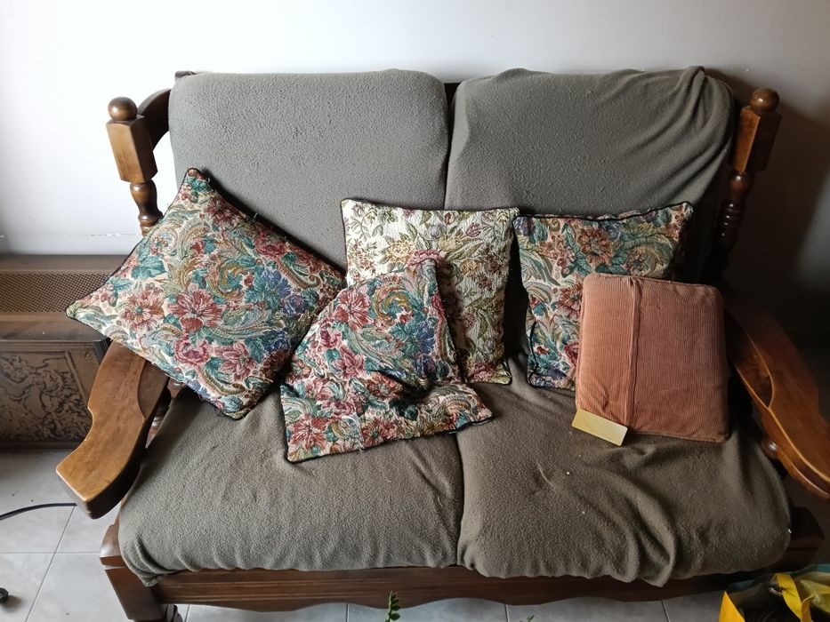 Sofás, cadeirões, Estante e pequeno armário de guarda-roupa, pagamento em numerário zona Queluz