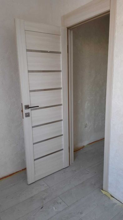 Міжкімнатні двері в наявності, світлі, сірі, темні кольори