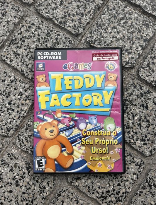 Cassetes, CDs com filmes e com músicas, mais um jogo de computador