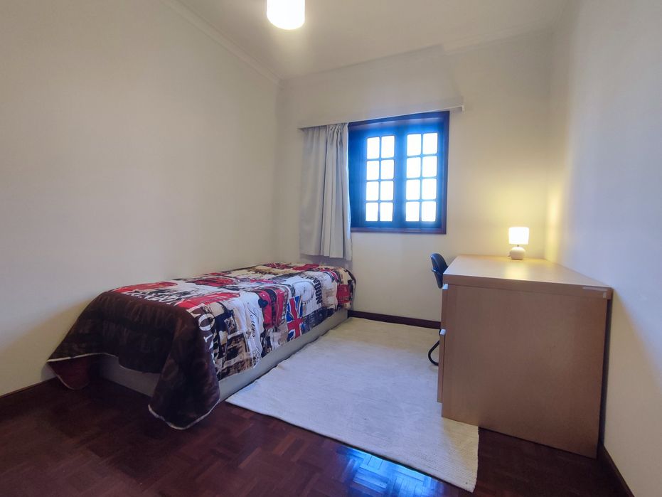 Alugo Quarto solteiro/a