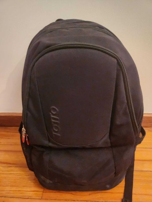 Mochila escolar preta, marca Totto